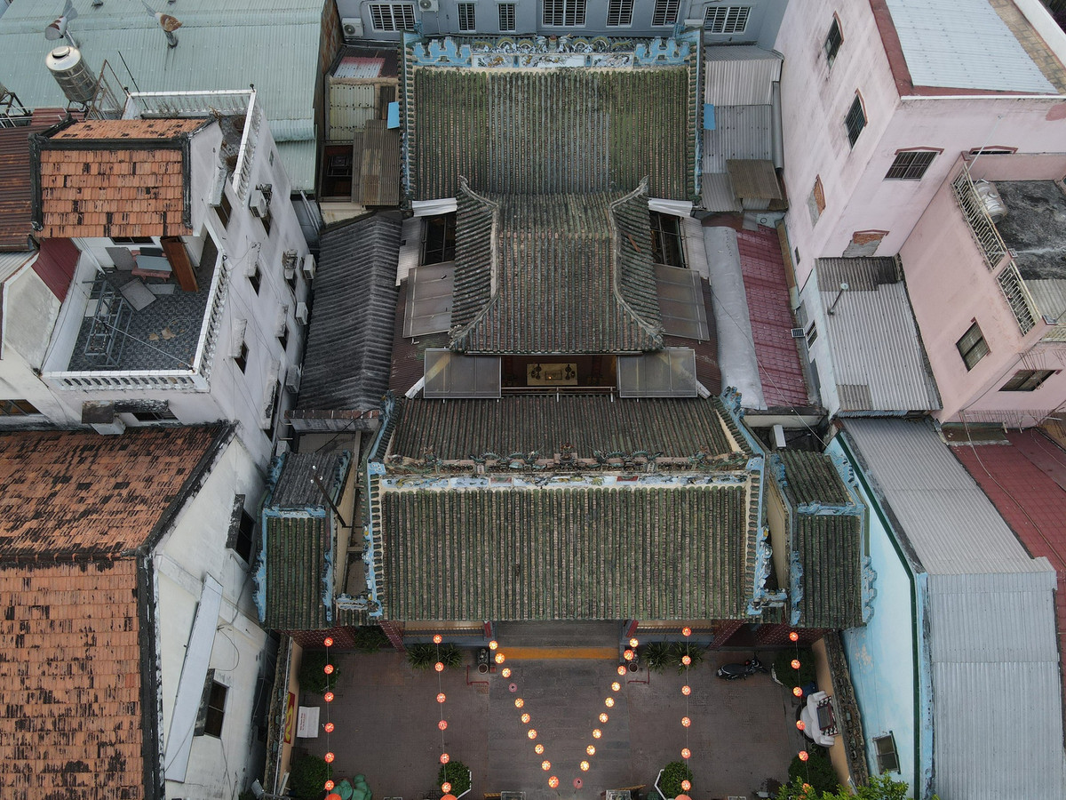 Hang tram vong nhang 'khong bao gio tat' trong ngoi chua co mien Tay