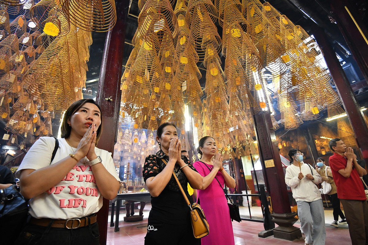 Hang tram vong nhang 'khong bao gio tat' trong ngoi chua co mien Tay-Hinh-8