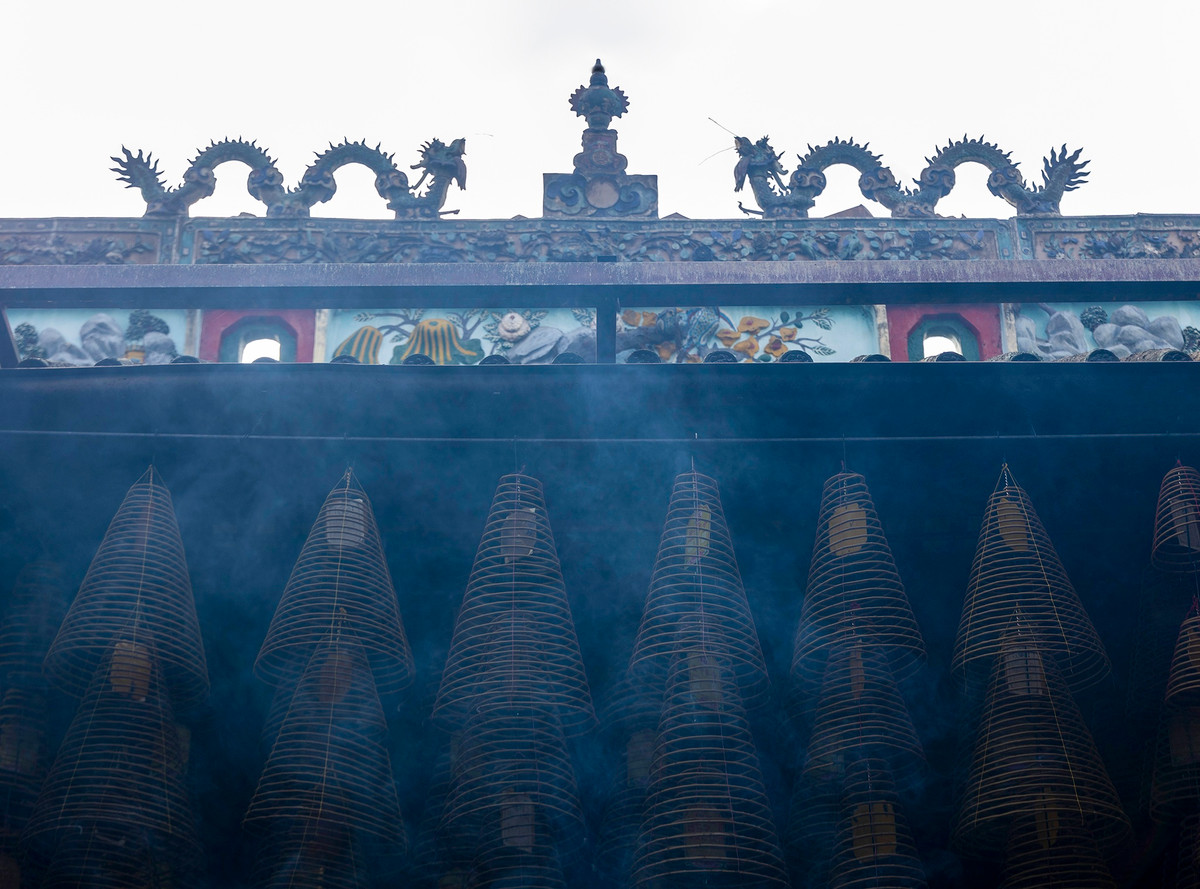 Hang tram vong nhang 'khong bao gio tat' trong ngoi chua co mien Tay-Hinh-7