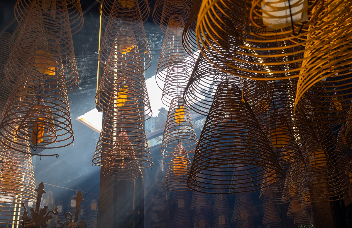 Hang tram vong nhang 'khong bao gio tat' trong ngoi chua co mien Tay-Hinh-6