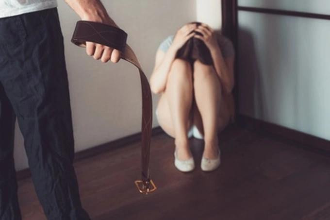 Chong khoc loc, quy xuong chan xin tha thu sau moi lan danh toi