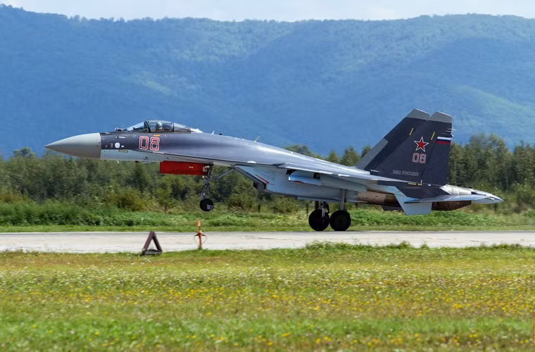 Và hạ cánh an toàn. Thời báo Hoàn Cầu (Trung Quốc) rất khen ngợi phi công Nga với khả năng xử lý tình huống tuyệt vời chỉ trong tích tắc. Nếu không có lẽ đã xảy ra một vụ tai nạn thảm khốc trên đường băng.