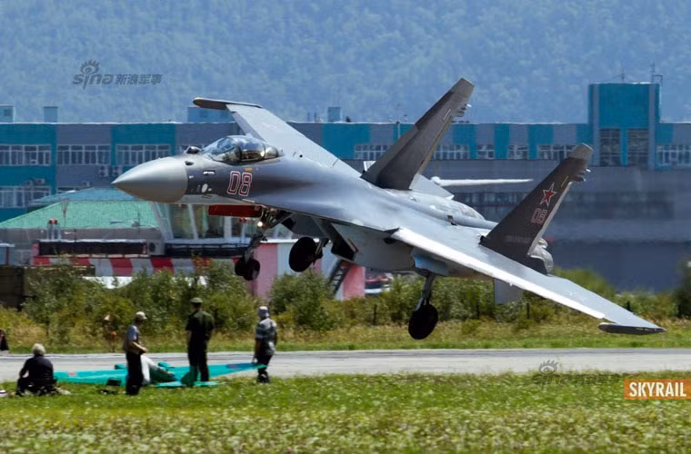 Trong một nỗ lực tuyệt vời, phi công Su-35 số hiệu 08 đã kịp xử lý tình hình đưa máy bay cất lên lần nữa lấy lại trọng tâm.