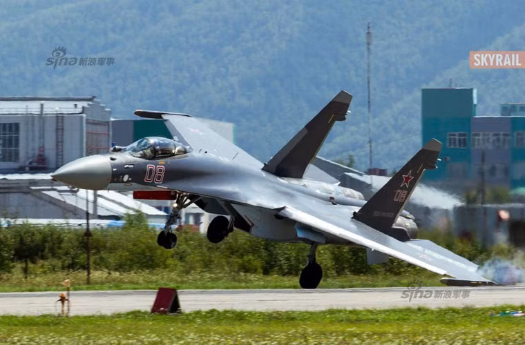 …khiến phần đầu mút cánh trái (nơi có điểm treo tên lửa hoặc các pod trinh sát) chạm mạnh xuống mặt đất, ma sát tạo ra khói, tóe lửa.