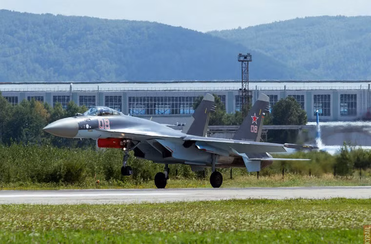 Không rõ cánh trái bị thiệt mại ở mức độ nào và nguyên nhân vụ việc vẫn chưa được công bố.