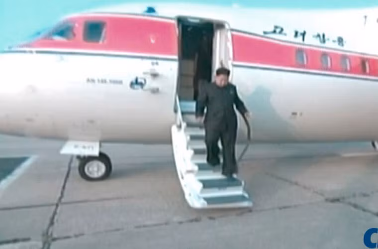 Thời báo Hoàn Cầu mới đây đăng tải một số hình ảnh về chuyến thăm của nhà lãnh đạo Triều Tiên Kim Jong-un tới đơn vị quân đội. Điều đặc biệt nhất là ông Kim Jong-un bước xuống sân bay từ một chiếc chuyên cơ không phải là loại Il-62 mà truyền thông Triều Tiên tiết lộ vào giữa tháng 5 năm nay.