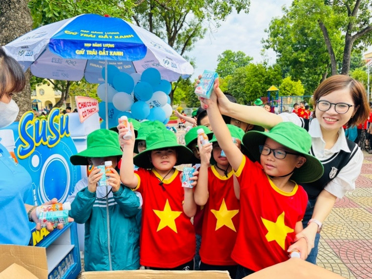 Chuong trinh “Nap nang luong - Giu Trai Dat xanh” tiep tuc den voi tre em vung sau, vung xa-Hinh-3