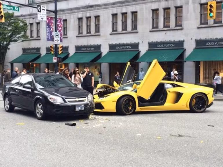 Một chiếc siêu xe Aventador màu vàng chạy với tốc độ cao qua giao lộ, không làm chủ tốc độ tông thẳng vào mạn trái xe Chevrolet Cobalt.