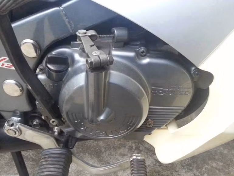 Suzuki "Xì-po" là tên gọi chung cho các loại xe tay côn 2 thì thể thao của Suzuki tại Việt Nam bao gồm các mẫu xe như RG Sport 110cc (xì po 110) đời 1996-1998,RGV 120 (xì po 120) đời 1998-2002, RGX 120 (xì po 2003) hay Suzuki Satria...Mẫu xe giá khủng 300 triệu được giới thiệu là chiếc RGV 120 đời 1999.