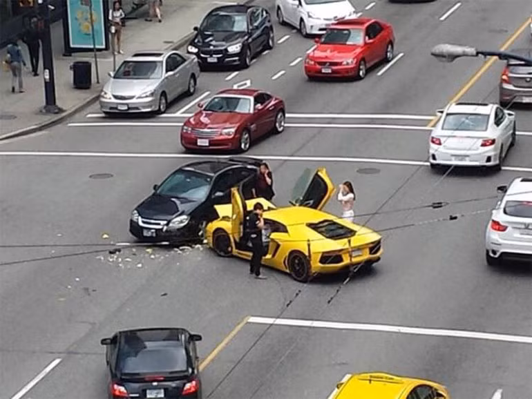 Vụ tai nạn xảy ra ngay tại giao lộ trong trung tâm thành phố Vancouver, Canada.