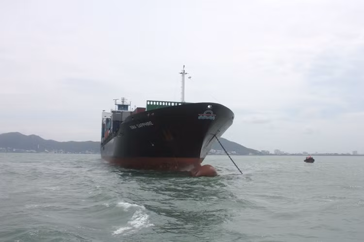 Tàu Sima Sapphire (Singapore) đã được đưa vào đất liền (cách bở khoảng 4 hải lý) để phục vụ công tác điều tra