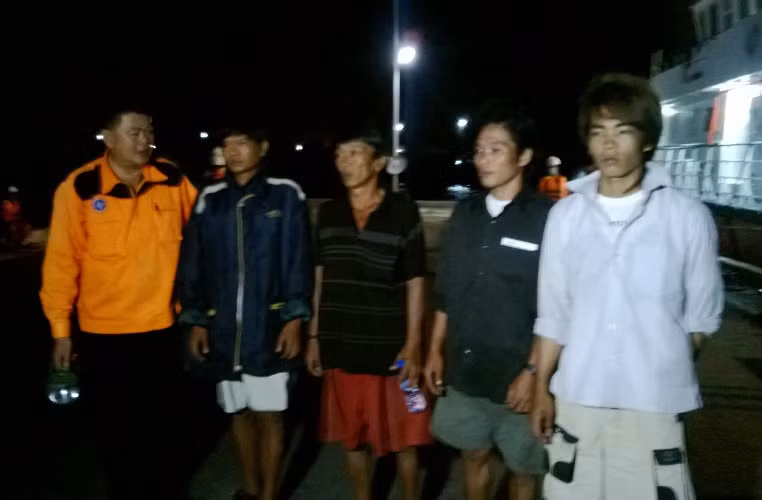 Các thuyền viên cuối cùng được cứu sống được đưa vào đất liền để trở về quê.