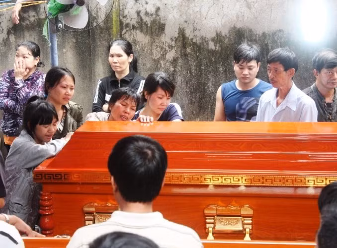 Người thân đau đớn trước thảm họa quá lớn cướp mất niềm hạnh phúc của vợ chồng anh Y và chị Chung.