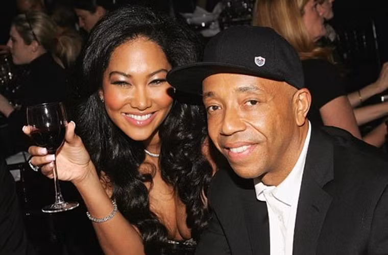 Cựu người mẫu Kimora Lee Simmons đã được ông chồng đại gia Russell Simmons trả mỗi năm 480.000 USD tiền trợ cấp nuôi hai cô con gái, 18.000 USD tiền sửa chữa, nâng cấp nhà ở mỗi tháng và ít nhất 60.000 mỗi hai năm để mua xe mới.