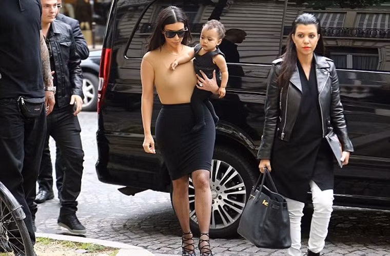 Kể từ đó, cứ mỗi lần Nori (tên gọi ở nhà của North West) xuất hiện là kéo theo cả đám paparazzi theo sau.