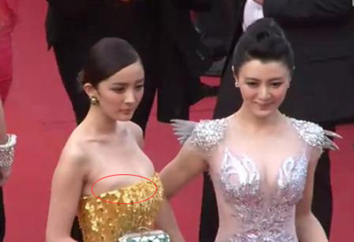 Dương Mịch tự tin khoe đôi gò bồng đảo căng tròn trong chiếc đầm vàng hở vai, nhưng cô không ngờ chiếc váy "phản chủ" làm cô lộ miếng dán ngực trên thảm đỏ LHP Cannes 2012.