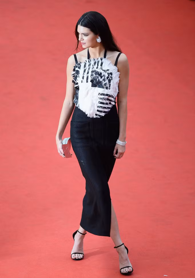 Kendall Jenner, em gái Kim Kardashian chọn chiếc váy màu đen trắng trang nhã cho lần xuất hiện đầu tiên của cô ở Cannes.