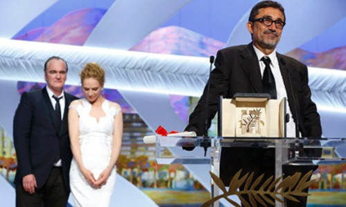 Đạo diễn Nuri Bilge Ceylan nhận giải Cành Cọ Vàng từ tay Quentin Tarantino và Uma Thurman.