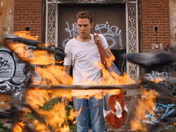 "Lost River" là tác phẩm đầu tay nam diễn viên kiêm đạo diễn Ryan Gosling. Bộ phim kể về một bà mẹ đơn thân bị lôi kéo vào một thế giới ngầm khủng khiếp khi con trai của bà phát hiện ra một con đường bí mật dẫn tới một thành phố ngầm dưới nước.