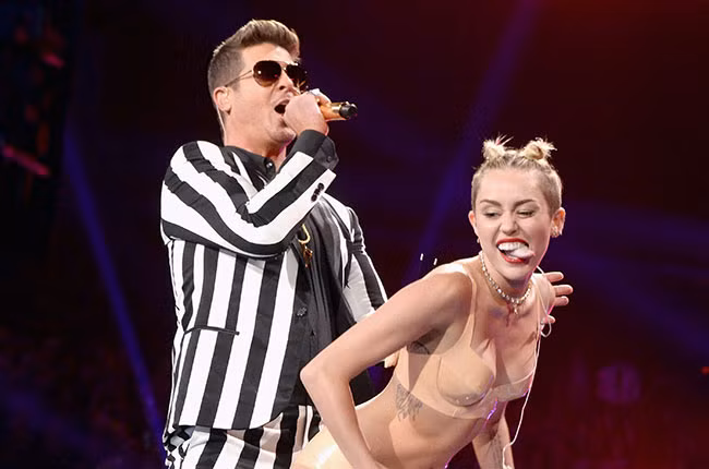 Màn trình diễn quá bạo dạn của Miley tại lễ trao giải VMAs 2013 cùng Robin Thicke có lẽ đã vượt ra ngoài sự tưởng tượng của mọi người. Sau đó, cô nàng thay sang một bộ trang phục khác, cũng rất giống đồ bơi, để tiếp tục ướn éo trên sân khấu. Nhiều ngôi sao của Hollywood đã phải thốt lên và bày tỏ cảm giác không thoải mái khi xem màn trình diễn “người lớn” của Miley.