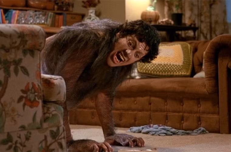 Ma sói (An American Werewolf in London – Ma sói ở London, 1981). Bộ phim được đánh giá là phim kinh dị về người sói hay nhất. Dù thực hiện đã hơn 3 thập kỷ, nhiều khoảnh khắc của bộ phim này vẫn khiến khán giả cảm thấy sợ hãi, rùng rợn và ám ảnh. Đặc biệt, màn hóa sói ấn tượng của David Kessler trong đêm trăng đã giúp An American Werewolf in London giành giải Oscar cho hạng mục “Hóa trang xuất sắc nhất”.