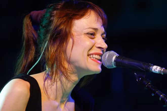 Khi nhận giải "Video đột phá" cho MV "Criminal" tại "VMAs 1997", thay vì một bài cảm ơn thông thường, nữ ca sỹ Fiona Apple đã phát biểu rất choáng: "Thế giới này thật nhảm nhí, và bạn không nên sống dựa trên những gì mà chúng ta nghĩ là hay ho, cả những thứ mà chúng ta đang mặc và đang nói, và tất cả mọi thứ. Hãy là chính bản thân mình thôi".