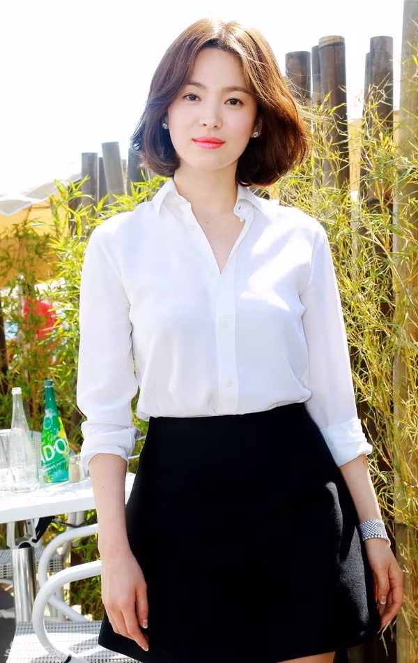 Ngôi sao điện ảnh xứ Hàn Song Hye Kyo cũng tới dự Cannes trong trang phục giản dị nhất có thể, áo sơ mi trắng, juyp đen. Trông cô giống hệt một nữ nhân viên văn phòng chứ không phải ngôi sao điện ảnh hàng đầu châu Á.