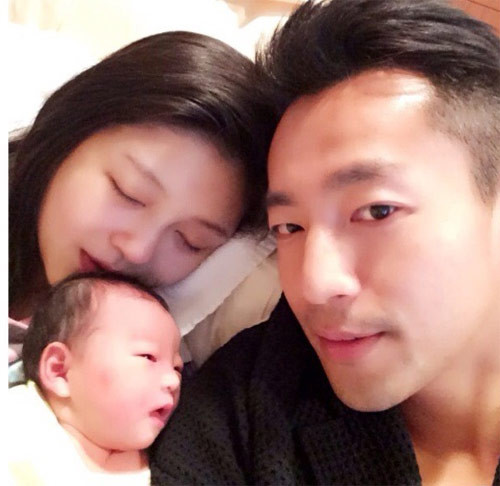 Vợ chồng Từ Hy Viên khoe ảnh con gái mới sinh.