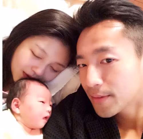 Vợ chồng Từ Hy Viên khoe ảnh con gái mới sinh.