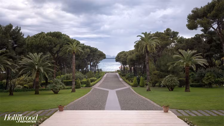 “Tôi đã có quãng thời gian lãng mạn nhất trong cuộc đời ở đây” – nhà sản xuất phim Robert Evans, 83 tuổi, hết lời khen khách sạn.