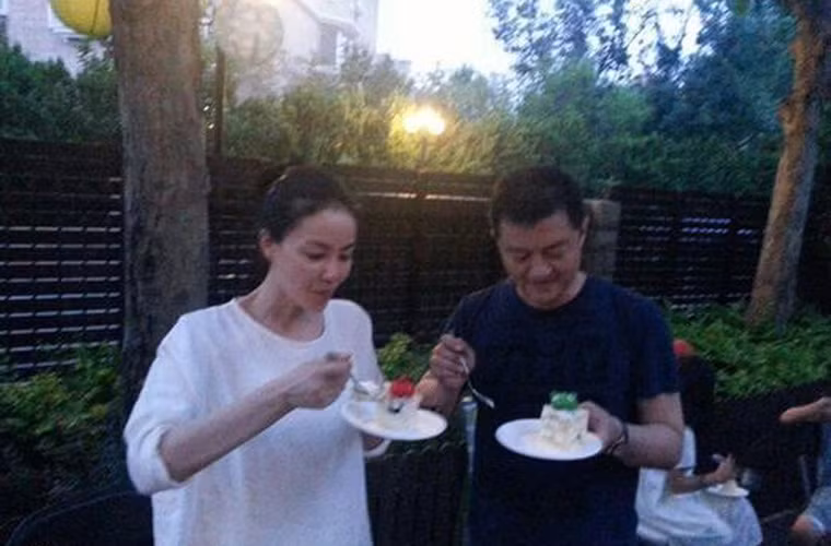 Bỏ qua những giận hờn, buồn tủi, gần một năm sau khi nói lời chia tay,Vương Phi đã cố cười thật tươi bên cạnh chồng cũ trong tiệc sinh nhật con gái.