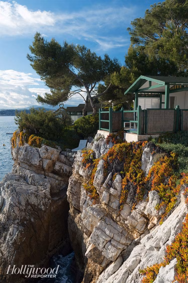 Tuy nhiên, không phải thượng đế nào cũng cảm mến Hotel du Cap. 10 năm trước, nhà sản xuất phim Brett Ratner đã bực bội rời khỏi đây khi bị xếp vào một căn phòng phụ và ông đã viết một bài báo trên Vanity Fair với tiêu đề “Tại sao tôi ghét Hotel du Cap”.