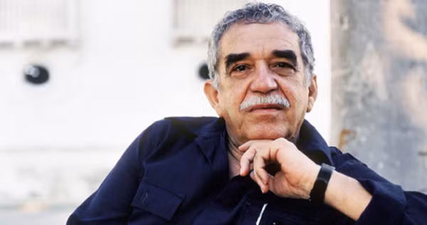 Nhiều năm ròng, Garcia Marquez đã viết và xuất bản rất nhiều tiểu thuyết, truyện ngắn nhưng phải đến năm 1967, khi tiểu thuyết "Trăm năm cô đơn" ra đời, ông mới được độc giả toàn thế giới biết tới. Năm 1982, "Trăm năm cô đơn" đã giúp ông giành được giải Nobel Văn học. Trong thời gian sáng tác Trăm năm cô đơn, Garcia đã miệt mài dành toàn bộ thời gian cho tác phẩm, ông phải bán cả những vật dụng gia đình, thậm chí nợ nần để tạm chi tiêu trong thời điểm đó. Khi cuốn sách ra mắt độc giả, nó lập tức trở thành tác phẩm bán chạy nhất Mỹ Latin và Anh. Ước tính "Trăm năm cô đơn" đã bán được hơn 20 triệu cuốn, và một số nguồn tin còn cho rằng nó đã bán được 50 triệu cuốn và được dịch ra hơn 20 thứ tiếng khác nhau.