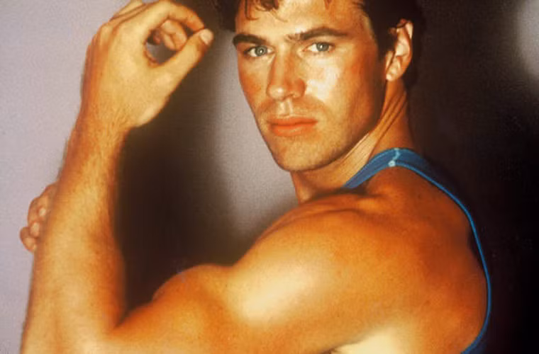 Nam diễn viên Jon-Erik Hexum qua đời lúc mới 26 tuổi sau tai nạn khủng khiếp trên phim trường Cover Up ngày 12/10/1984. Anh nghịch ngợm lấy khẩu súng đạo cụ chĩa vào đầu mình rồi bóp cò. Anh không ngờ khẩu súng đã được lên đạn, dù chỉ là đạn giả nhưng đủ làm vỡ xương sọ, găm vào não anh. Nam diễn viên qua đời một tuần sau đó.