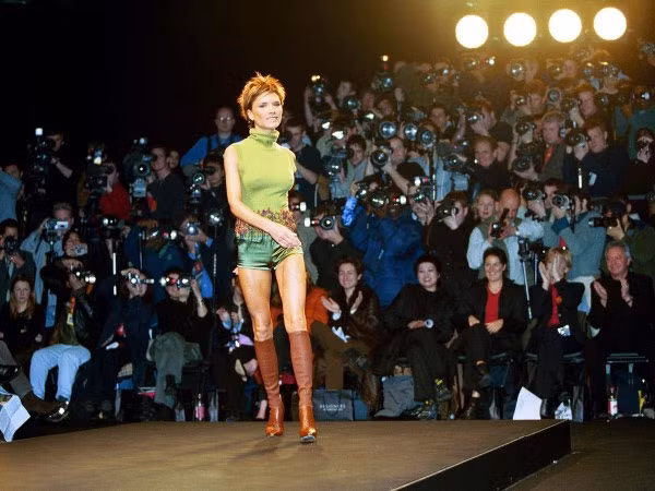 Năm 2000, lần đầu Vic làm người mẫu trong Tuần lễ thời trang London. Cô còn là đại sứ của thương hiệu Dolce and Gabbana.