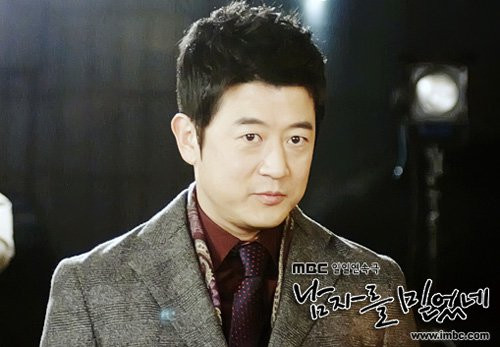 Năm 2010, Park Sang Min bị sở công tố Seoul xử phạt 200.000 won vì tội giở thói côn đồ với vợ. Theo thông tin được biết, trong cơn cuồng nộ, nam tài tử “City Hunter” đã chửi vợ thậm tệ, sau đó đẩy cô này rất mạnh, khiến cô va đầu vào đồ đạc và bị thương. Suốt thời gian làm thủ tục ly hôn vào cuối 2010, cả hai không ngừng gây gổ với nhau bằng... tay chân.