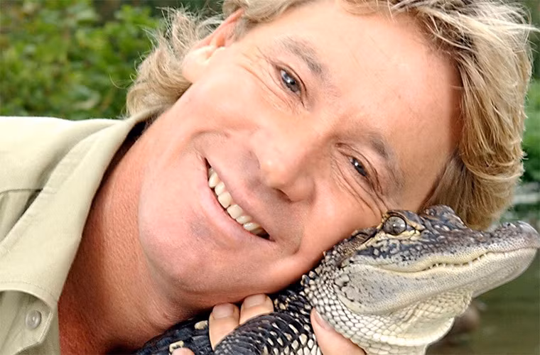 Steve Irwin, 44 tuổi, qua đời ngày 4/9/2006 sau tai nạn khi đang quay phim tài liệu Ocean’s Deadliest. Ông bị ngạch của một cá đuối gai độc đâm vào ngực khi đang quay phim dưới nước.