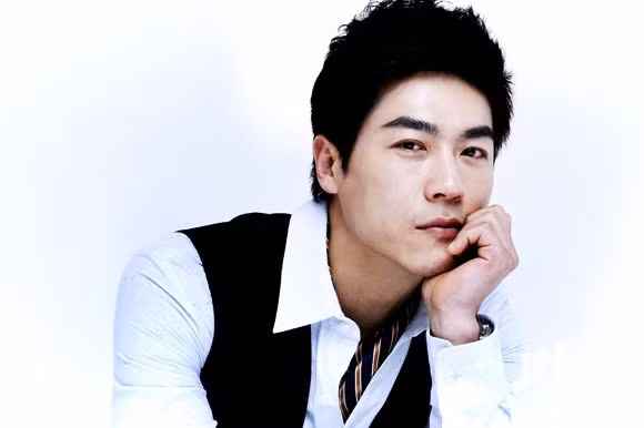 Nam tài tử Choi Chul Ho từng gây náo loạn showbiz Hàn khi bị tố đánh một phụ nữ tại nơi công cộng. Theo đại diện của sở cảnh sát Yongin cho biết: “Vào khoảng 2giờ 30’ sáng ngày 8/7, Choi Chul Ho đã đẩy một cô gái xuống đất và đá vào người cô ấy. Hành vi bạo lực của anh ta đã bị camera quan sát của một cửa hàng gần đó ghi lại”.Và scandal đánh phụ nữ đã khiến anh mất vai diễn trong bộ phim ăn khách Dong Yi.