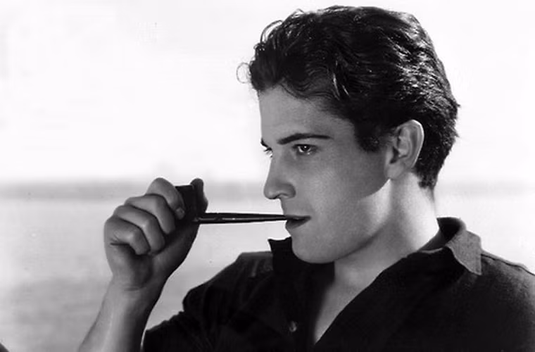 Ngôi sao phim câm Ramon Novarro bị hai kẻ nam giới mà chính ông thuê tới nhà để mua dâm giết chết đúng ngày Halloween năm 1968.