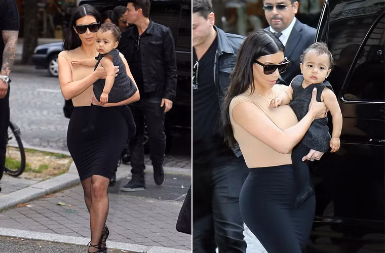 Mãi hai tháng sau khi chào đời, cặp sao Hollywood mới khoe con gái. Bức hình của bé North West được công khai trong chương trình talk show của bà ngoại Kris Jennfer ngày 23/8/2013.