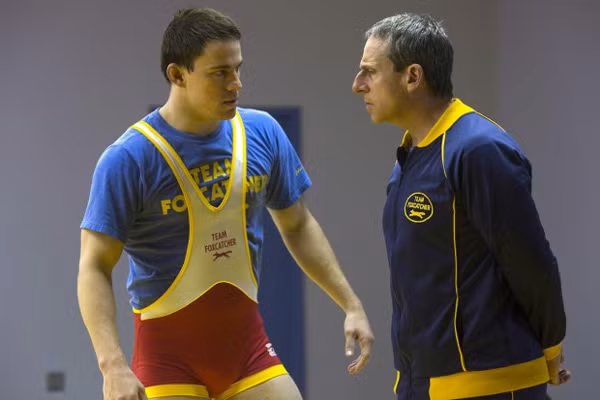 Phim "Foxcatcher" của đạo diễn Bennett Miller kể câu chuyện thật về vô địch môn vật từng đoạt huy chương Olympic Mark Schultz và triệu phú bị bệnh tâm thần phân liệt và hoang tưởng đã giết chết người anh trai của Mark, vận động viên Olympic Dave Schultz. 