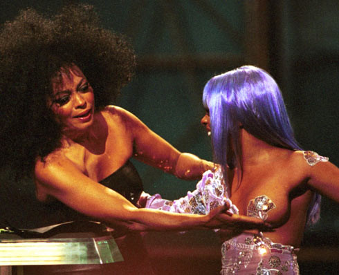 Tại lễ trao giải VMAs 1999,sự xuất hiện của Lil Kim trong trang phục để hở 1 bên ngực đã một thời trở thành chủ đề tranh luận nóng bỏng bởi sự táo bạo quá mức của cô ca sĩ. Tuy nhiên chỉ đến khi Dianna Ross bước lên sân khấu và sờ ngực cô bạn đồng nghiệp thì đây thực sự là một trong những khoảnh khắc khó đỡ nhất trong lịch sử lễ trao giải VMAs.