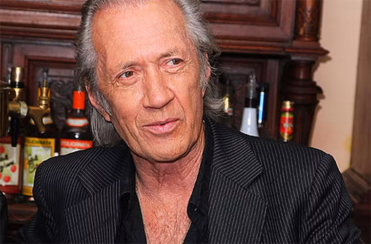 Ngôi sao Kill Bill, David Carradine qua đời ngày 3/6/2009. Người ta tìm thấy nam diễn viên 72 tuổi chết trong tư thế treo cổ trong một phòng khách sạn Bangkok, trên người mặc một chiếc quần tất lưới và đội tóc giả của phụ nữ. Chiếc dây quấn xung quanh cổ, hai cổ tay và bộ phận sinh dục của ông.Các nhà điều tra kết luận nguyên nhân cái chết của David là do một tai nạn của một trò chơi tình dục.