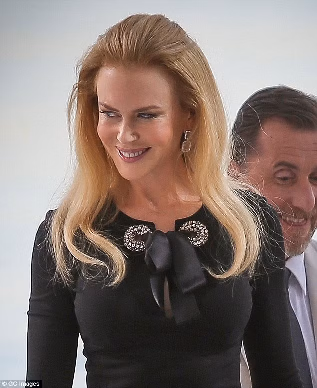 Mái tóc vàng thả dài ngang vai, nổi bật trên nền váy bút chì màu đen lịch lãm, nét mặt tươi rói, tay liên tục giơ lên vẫy người hâm mộ vây quanh. Sẽ chẳng có gì đáng bàn với ngoại hình như thế nếu không cận mặt của nữ diễn viên 46 tuổi.