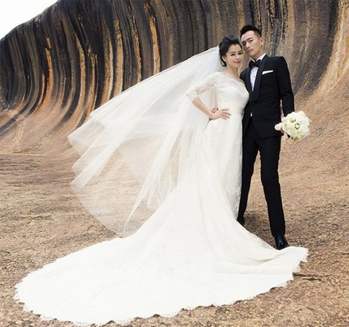 Cô dâu 39 tuổi, chọn hai kiểu váy cưới, có giá hàng triệu SGD, do bạn thân của cô, người mẫu Jia Yongjie, tặng.