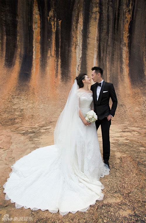 Mặc dù được chồng quan tâm chu đáo như vậy, nhưng ngôi sao Cơn lốc tình yêu vẫn chưa thỏa lòng bởi cô chưa được chụp ảnh với kangaroo và gấu túi mà phải khó chịu với ruồi khắp mọi nơi. “Lúc cười tôi cũng phải khép miệng để không bị “ngáp phải ruồi”. Nhiếp ảnh gia chụp ảnh cưới cho chúng tôi sẽ phải vất vả chỉnh sửa ảnh để xóa sạch ruồi bâu trong ảnh.” – Từ Nhược Tuyên đùa.