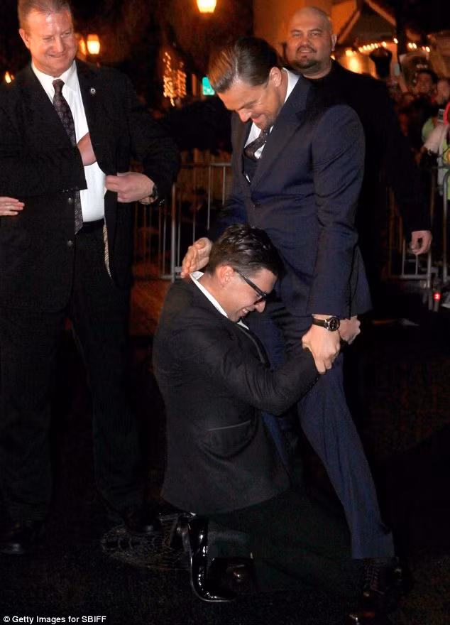 Rồi một tháng sau, Vitalli lại tiếp tục trò gây sốc trên thảm đỏ Liên hoan phim Santa Barbara. Anh ôm chặt lấy eo của Leonardo DiCaprio rồi định có hành động tương tự như với Bradley Cooper.