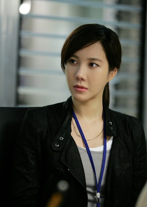 Trong phim, Lee Ji Ah vào vai một đặc vụ. Không chỉ diễn tốt những pha hành động khó, cô còn thể hiện thuyết phục những đấu tranh trong nội tâm nhân vật, những mối quan hệ đan xen phức tạp giữa việc chung và việc riêng.