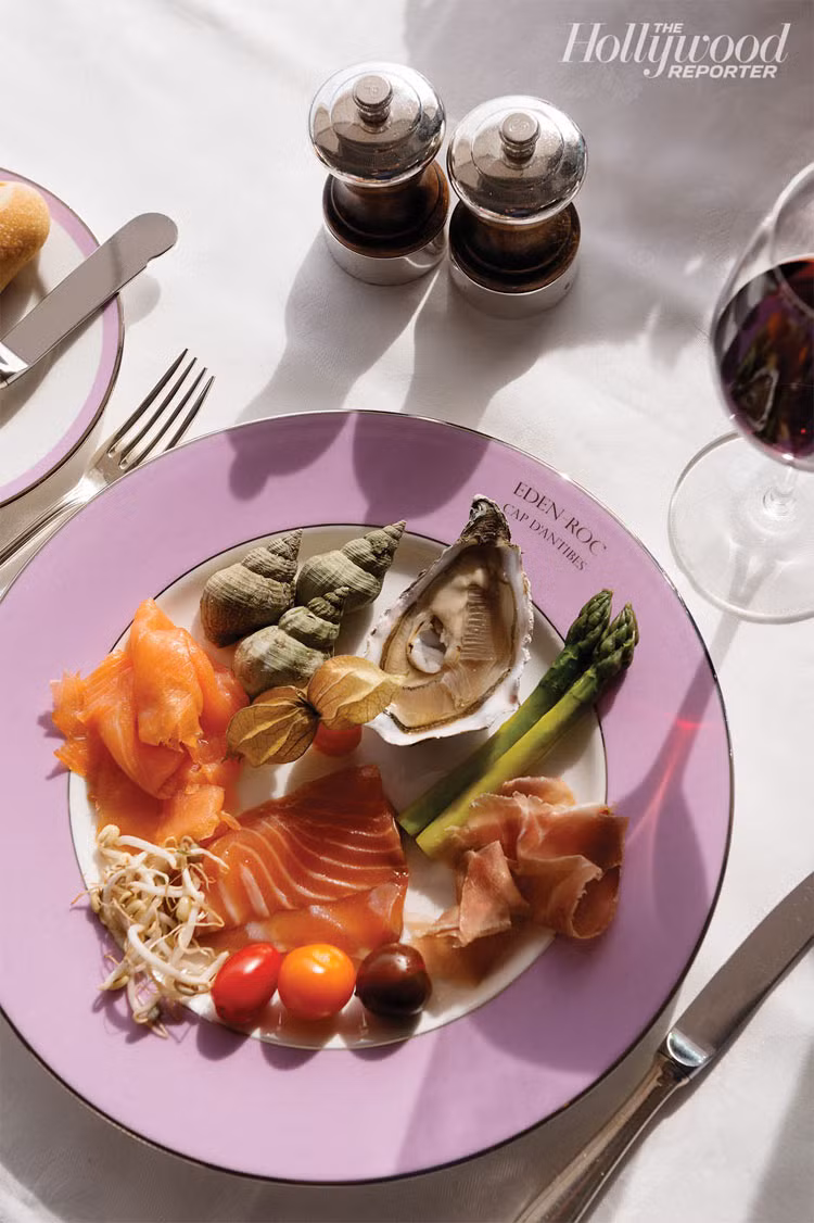 Một bữa tối tinh tế và ngon miệng được phục vụ bởi nhà hàng Eden Roc.