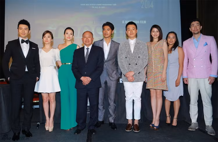 Không chỉ có váy, trang phục tại Cannes 2014 của Chương Tử Di rất đa dạng, bộ jumpsuit lệch vai màu xanh ngọc này của cô cũng nhận được rất nhiều lời khen ngợi.